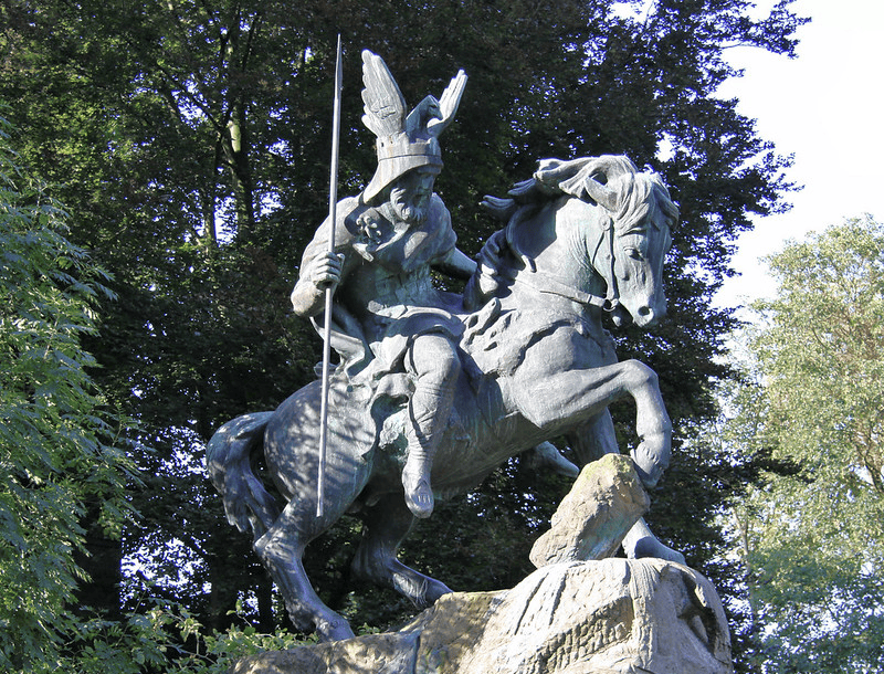Widukind-Denkmal in Herford, Nordrhein-Westfalen; Reiterstandbild von 1959 als Replikat eines 1899 eingeweihten, 1942 für Rüstungszwecke eingeschmolzenen Originals auf dem ursprünglichen Sockel